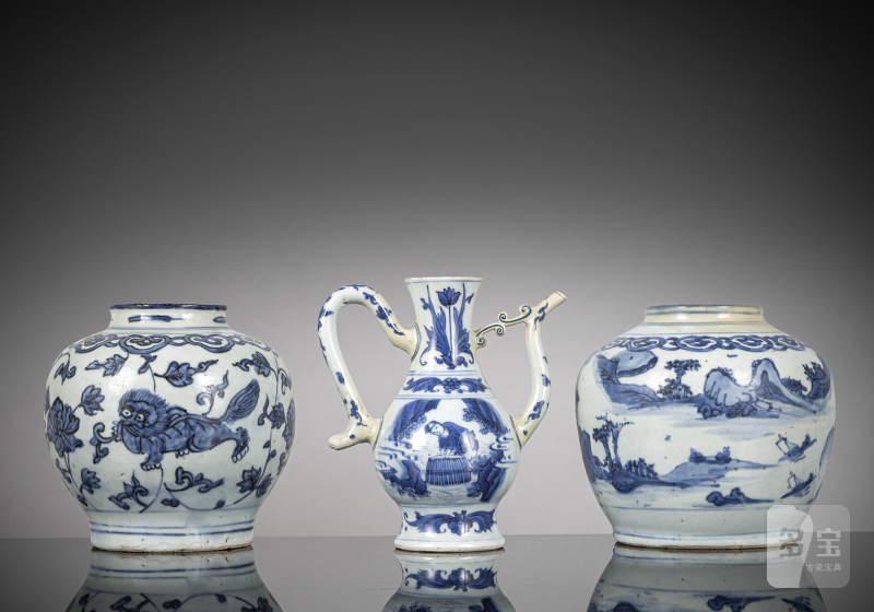 Two porcelain jars and a ewer with underglaze blue decoration - 图1